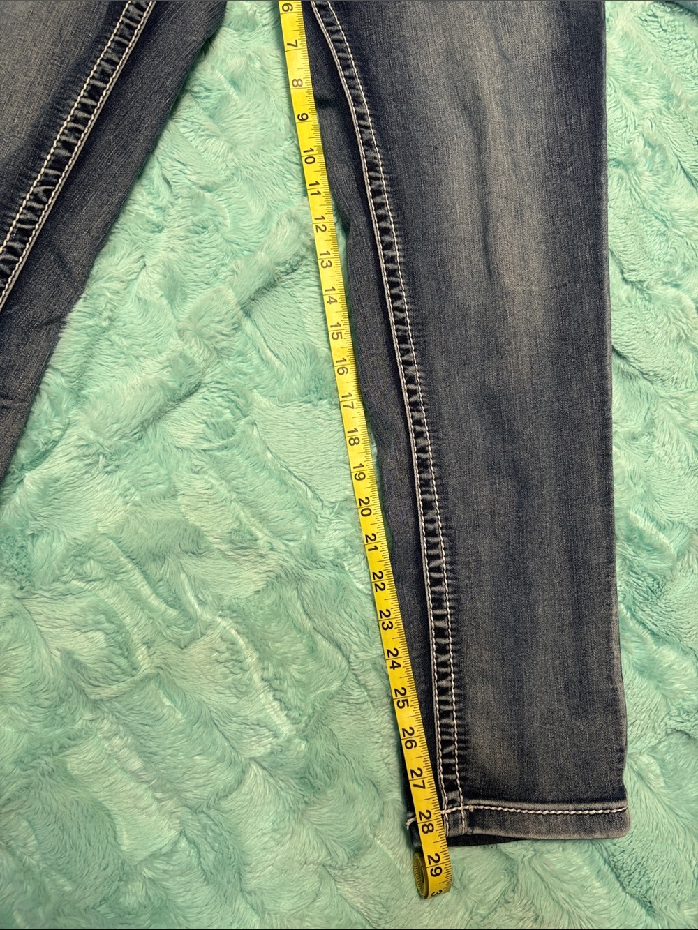 Women's Dark Wash Embroidered Pocket Jeans - Picture 5 of 7